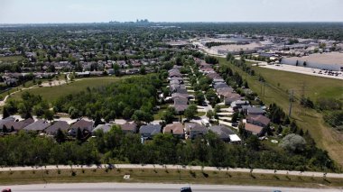 Şef Peguis Patikası Winnipeg Manitoba Kanada 'da Gün ortasında trafik açık.