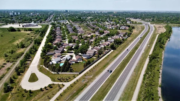 Şef Peguis Patikası Winnipeg Manitoba Kanada 'da Gün ortasında trafik açık.