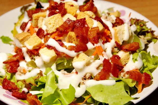 Salada com bacon, fundo de salada — Fotografia de Stock