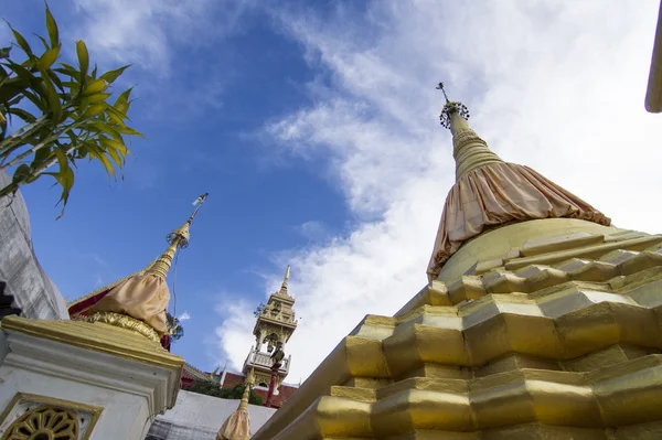 Buddhistiska dagoba (stupa) i gyllene templet — Stockfoto