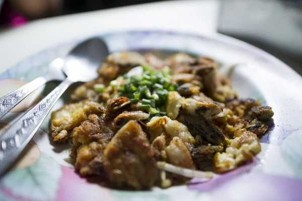 Kızarmış istiridye yemek masada üzerinde yumurta meyilli olarak