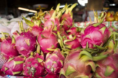 taze çiğ dragon meyve öbek açık piyasa üzerinde