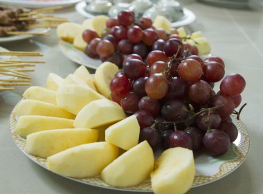 kırmızı elma ve üzüm yakın-up çanak