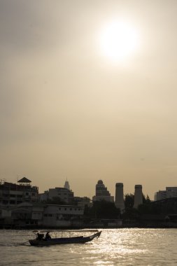 Nehirde, Tayland Motorlu tekne