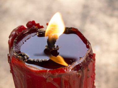 Kırmızı Çince mum yakma