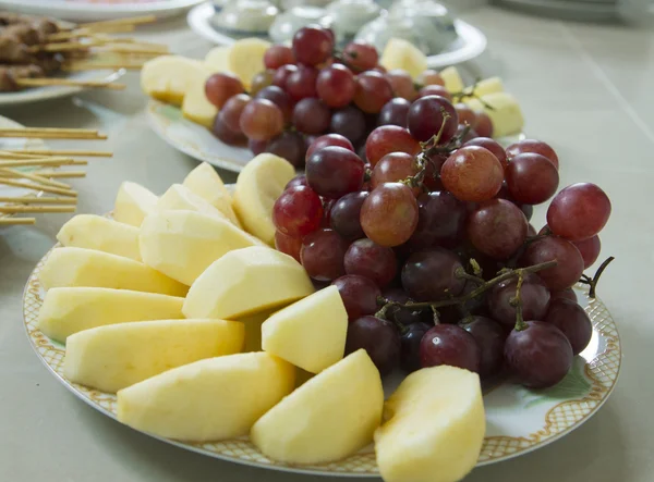 kırmızı elma ve üzüm yakın-up çanak