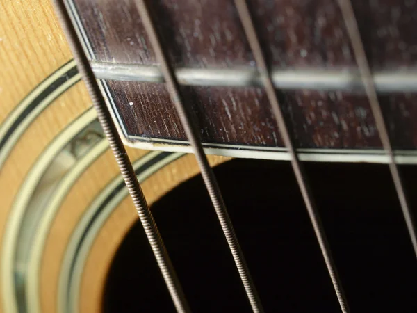 Крупним планом знімок гітари і струнних — стокове фото