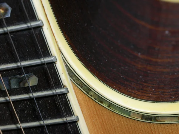 Close-up tiro de guitarra e cordas — Fotografia de Stock