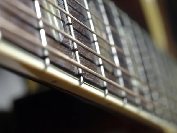 Close-up tiro de guitarra e cordas — Fotografia de Stock