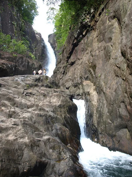 Waterval en stream in tropisch regenwoud in Thailand — Stockfoto