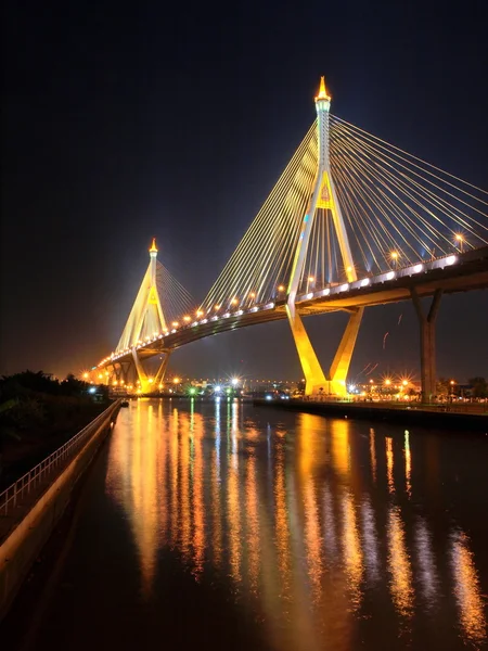 Puente de Bhumibol en Tailandia, también conocido como el Puente Industrial de circunvalación, en Tailandia . — Foto de Stock