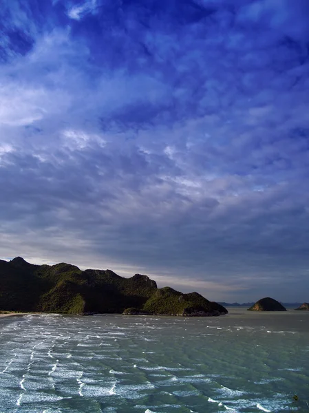 Praia e céu azul — Fotografia de Stock