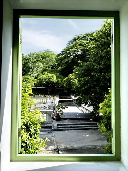 Fenster und Bäume und Himmel dahinter — Stockfoto