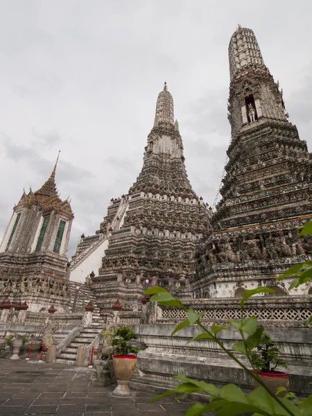 Fénykép a Wat Arun buddhista vallási helyeken fontos, hogy a mező, Thaiföld — Stock Fotó