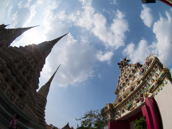 在泰国的扫管笏 phra chetupon vimolmangklararm （佛寺） 寺. — 图库照片