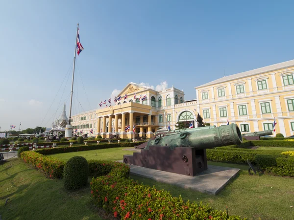 Thai Ministry of Defence headquarters in Bangkok, Thailand. — Stock Photo, Image