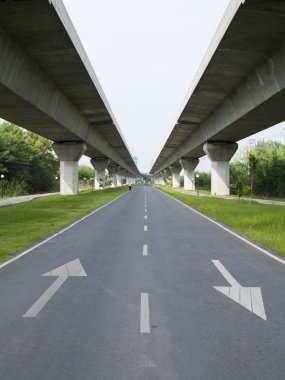 Yeni Otoban çizgi'nin altından boş asfalt yol.