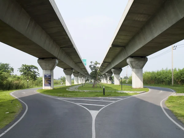 Lege asfaltweg onder de nieuwe snelweg lijn. — Stockfoto