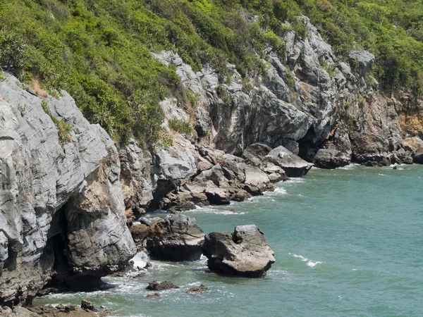 La hermosa vista de la isla de Sri chang en sriracha ampor, provincia de chonburi, Tailandia — Foto de Stock