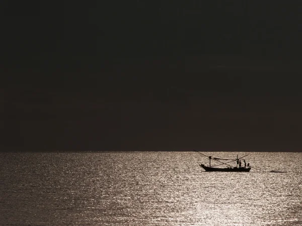 Gün doğumunda balıkçı teknesi — Stok fotoğraf
