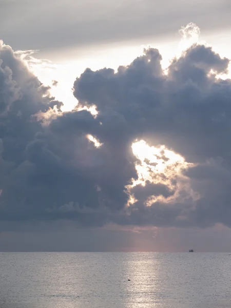 Uma imagem de um belo pôr-do-sol sobre o oceano — Fotografia de Stock