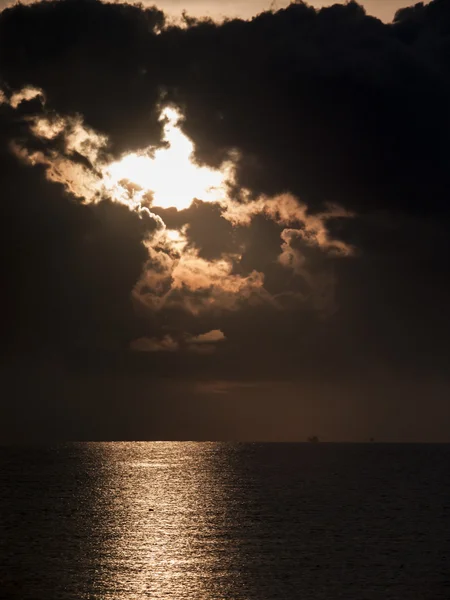 Uma imagem de um belo pôr-do-sol sobre o oceano — Fotografia de Stock