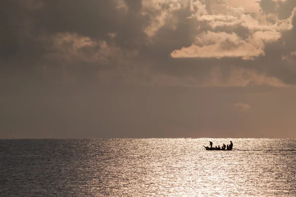 Рыбацкая лодка на рассвете — стоковое фото