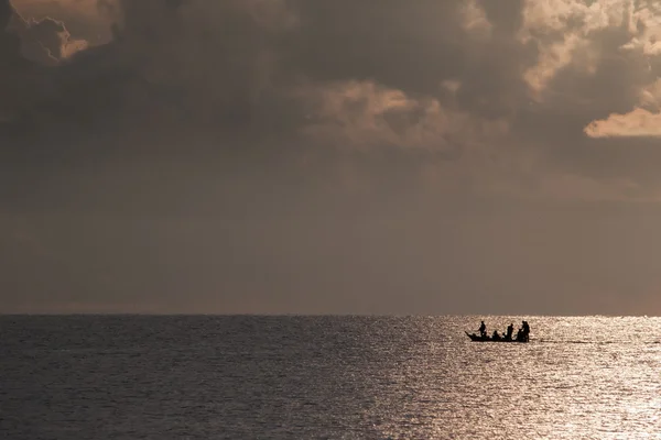 Gün doğumunda balıkçı teknesi — Stok fotoğraf