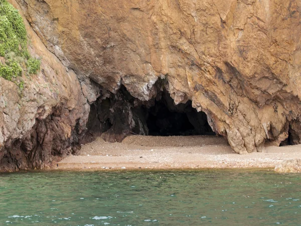 Koh Talu (también escrito Koh Thalu o Ko Taloo) es una isla privada en el Golfo de Tailandia, a 30 minutos en barco de Bangsaphan . — Foto de Stock