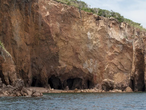 เกาะทะลุ (ยังสะกดเกาะทะลุ หรือเกาะทะลุ) เป็นเกาะส่วนตัวในอ่าวไทย นั่งเรือจากบางสะพาน 30 นาที . — ภาพถ่ายสต็อก