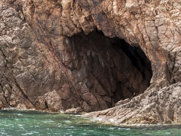 Koh Talu (ook gespeld Koh Thalu of Ko Taloo) is een prive-eiland in de Golf van Thailand, boot van 30 minuten rijden van Bangsaphan. — Stockfoto