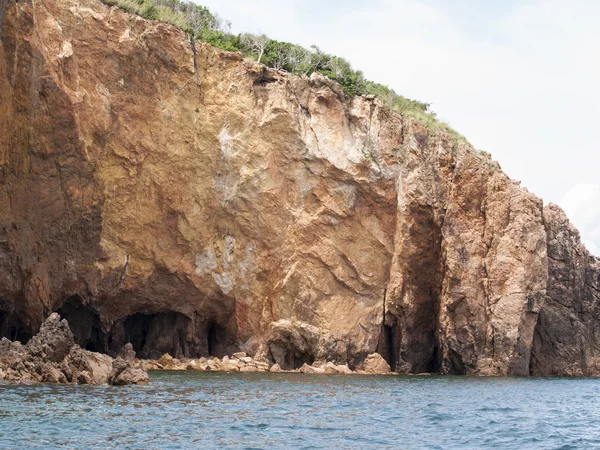 Koh Talu (también escrito Koh Thalu o Ko Taloo) es una isla privada en el Golfo de Tailandia, a 30 minutos en barco de Bangsaphan . — Foto de Stock