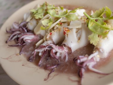 Buhar kalamar baharatlı biber ve limon sos ile.