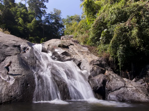 Cascada en el bosque tropical donde se encuentra en el Parque Nacional de Tailandia — Foto de Stock