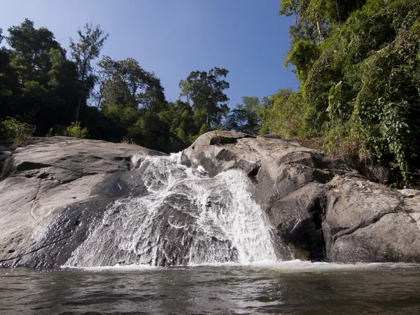 Cascada en el bosque tropical donde se encuentra en el Parque Nacional de Tailandia — Foto de Stock