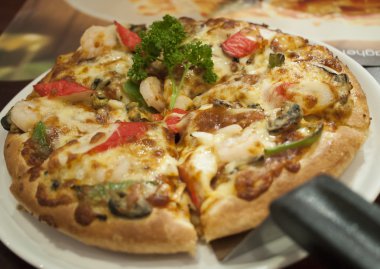 Pizza ile deniz ürünleri