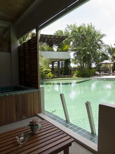 Schöner Swimmingpool im tropischen Ferienort, Thailand — Stockfoto