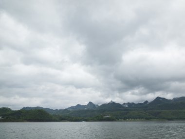 Yatay, dağlar, ağaçlar ve bir göl ön