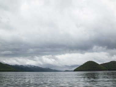 Yatay, dağlar, ağaçlar ve bir göl ön