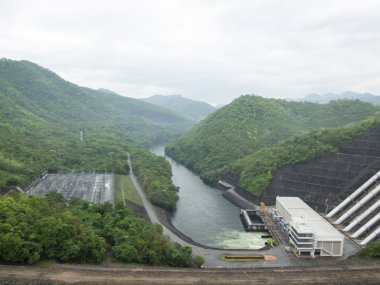 Srinakarind Barajı, Kanchanaburi, Tayland. Khuean Srinagarindra Milli Parkı.