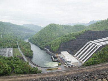 Srinakarind Barajı, Kanchanaburi, Tayland. Khuean Srinagarindra Milli Parkı.