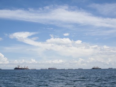 Denizde büyük bir gemi