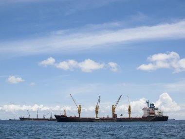 Denizde büyük bir gemi