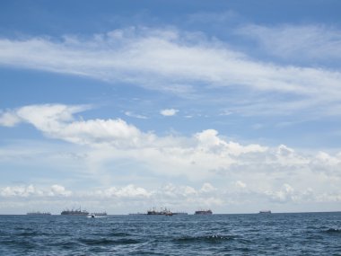 Denizde büyük bir gemi