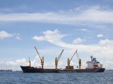 Denizde büyük bir gemi