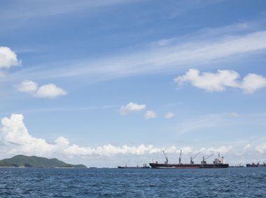 Denizde büyük bir gemi