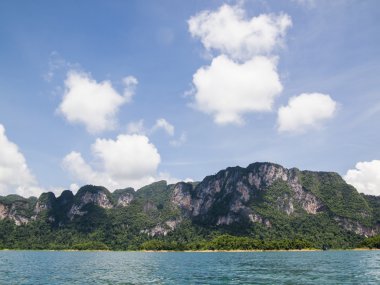 Yatay, dağlar, ağaçlar ve bir göl ön
