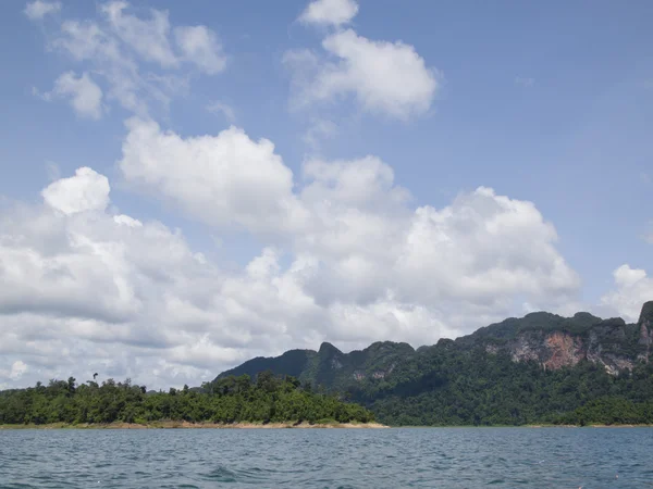 Paisaje con árboles de montaña y un lago en frente — Foto de Stock