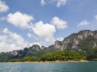 Yatay, dağlar, ağaçlar ve bir göl ön