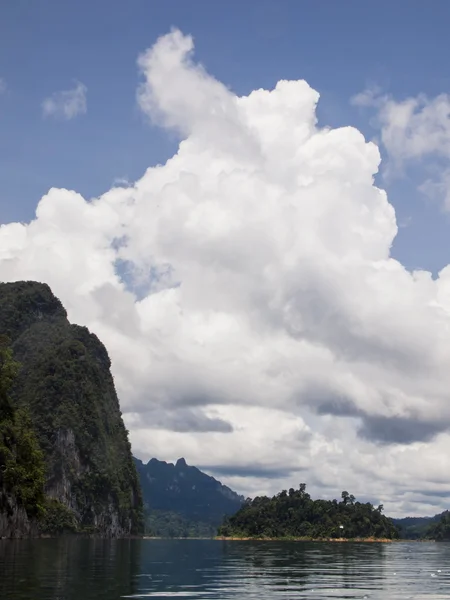 Yatay, dağlar, ağaçlar ve bir göl ön